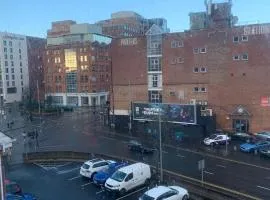 Large 2 bedroom 2 bathroom x6 person city center apartment with free underground parking