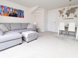 Walk to Liverpool Airport - Luxury Stay with EV Charge - Fast WiFi, chalupa v destinaci Liverpool