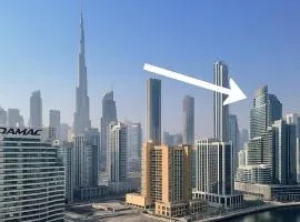 Canal Luxe Burj 1BR Sleeps 4 with Pool and Gym
