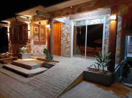 Rustic Stone House with Beach Access, hotel v destinaci Ilogmalino