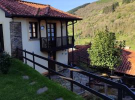 La Casina de Santulaya, hotel i Adralés