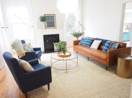 Stunning Forsyth Park Victorian - Walk to it all!，位于萨凡纳的酒店