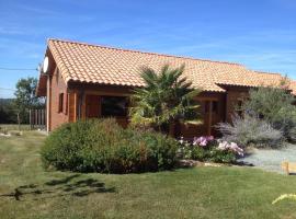 Charmante maison en bois pour 5 personnes avec terrasse et jardin - FR-1-426-580, Hotel in Réaumur