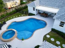 Poolside Getaway, Walk To Dt Coastal Beach