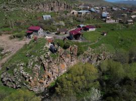 Guesthouse by the river, hotel di Kʼaghsi