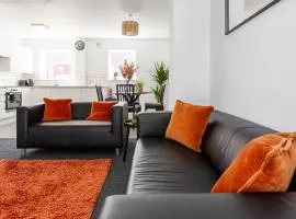 Waterfront 2 Bed Apartment - Free Parking & Wi-Fi