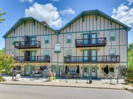 Steps to River and Shops Downtown Helen Retreat!, hotel in Helen