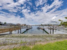Bay Views and Deck Spacious Ferndale Family Home, hotel v destinaci Ferndale