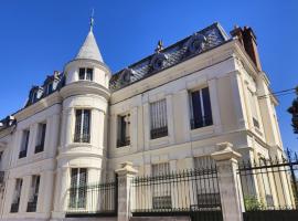 large 5-bedroom 2 floor apartment 200 m2, hotel i Nemours