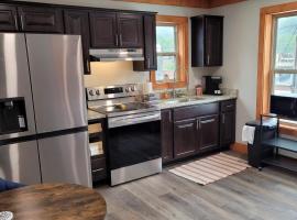 Charming Downtown Bryson City SkyLoft Studio 3 - Perfect for Couples, apartm&aacute;n v destinaci Bryson City