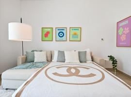 Ticket Deals for Modern 1BR Yas near Mall F1, Ferienwohnung mit Hotelservice in Yas Island