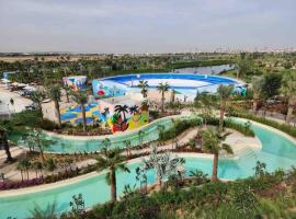 Chic 3BR Villa Victoria, Kids Fun, Waterpark!, acomoda&ccedil;&atilde;o em &lsquo;Ūd al Bayḑāʼ