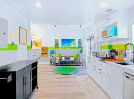 D- Hip NoHo Haven Hot Tub - Family - Parking, hotel v destinaci North Hollywood