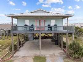 Semi Oceanfront Steps to Beach Cozy Cottage, hotel in Oak Island