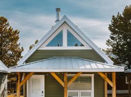 Baldy- Modern Tiny Home In Historic Nordegg, tiny house in Nordegg