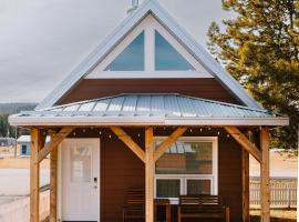 Eagle - Cozy tiny home with mountain views, mini casa em Nordegg