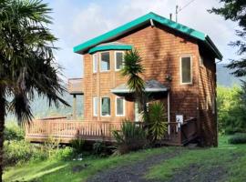 Stunning Ocean View Getaway- Private and Serene，位于Shelter Cove的酒店