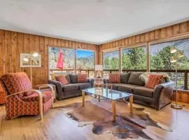 Serenity Pines Hideaway Mountain Views & Nature with Hotub