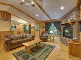 4 Mi to Beaver Lake Peaceful Log Cabin with Deck!, hótel í Eureka Springs