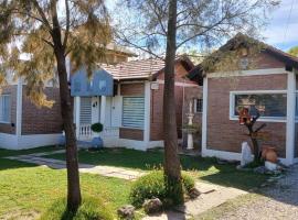 CASA TODA EN PLANTA BAJA CON PARQUE y PILETA INDIVIDUAL SOBRE ASFALTO A POCAS CUADRAS DEL CENTRO DE MERLO, hotel a Merlo