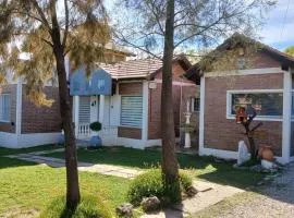 CASA TODA EN PLANTA BAJA CON PARQUE y PILETA INDIVIDUAL SOBRE ASFALTO A POCAS CUADRAS DEL CENTRO DE MERLO