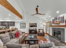 Stylish SilverCliff Condo Walk to Lift with Hot Tub