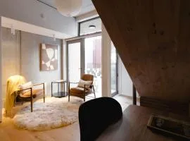 Executive 2BR Townhouse with Rooftop Oasis in CBD