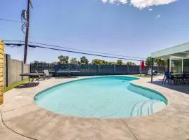 3 Mi to Strip Mid-Century Gem with Hot Tub in Vegas