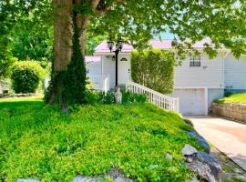 Cozy 3 Bedroom Home a short walk to Main Street Shadow Lake Dance Night Club, hotel Noel városában