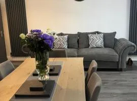 Elegance meets Comfort Free Parking Wifi Netflix and Ensuite Bathrooms