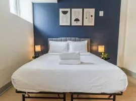 Renovated Loft w Free Parking & Near Hospitals