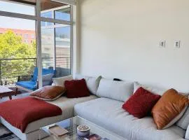 Glam by the Hollywood Sign 2 Bed Apt WITH FREE EV PARKING, Pool, Gym
