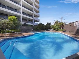 St Tropez 43 - 2 Bedroom Apartment with Pool, hotel in The Entrance