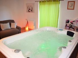 Gîte de charme en Touraine avec spa privatif - FR-1-381-84, khách sạn ở Bridoré