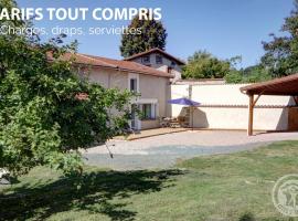 Gîte confortable avec jardin et terrasse privée - FR-1-496-171, hotel di Champoly