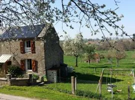 Maison Normande avec Jardin Clôturé, Cheminée et Options Confort, près de la Roche d'Oëtre - FR-1-497-141