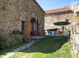 Gîte Authentique 16e Siècle avec Cheminée Près de Burdignes - FR-1-496-101, hotelli kohteessa Burdignes