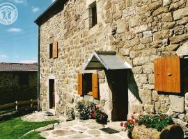 Gîte de charme avec cheminée, wifi inclus - FR-1-496-96, hotelli kohteessa Burdignes