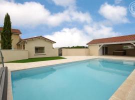Gîte moderne avec piscine partagée et terrasse ombragée - FR-1-496-236, hotel i Chalain-le-Comtal