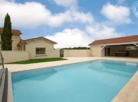 Charmante Maison de Campagne avec Piscine Commune et Terrasse Privative à Chalain-le-Comtal - FR-1-496-236