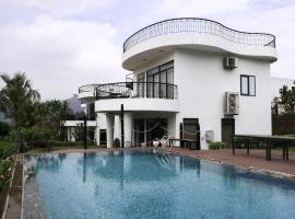 3BR Lake View Ivory Hoa Binh Villa, hotel v destinaci Rống Vong