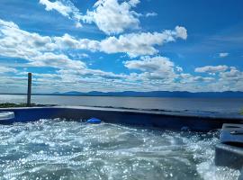 Chalet #2 Waterfront with Spa, Fireplace Wifi & AC, hotel a Cap-Saint-Ignace