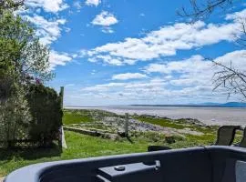Chalet Loft #3 Waterfront with Spa Fireplace & Wifi