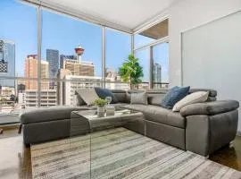 Downtown Chic Retreat | Elegant + Free Parking