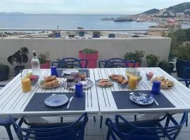 Suite avec 2 chambres d'hôtes pour 1 à 4 personnes avec terrasse, vue mer, parking privé, proche port et aéroport、アジャクシオのB&B