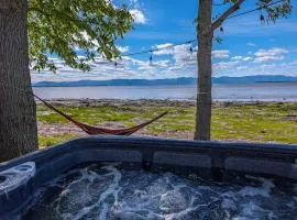 Chalet #9 Waterfront with Spa Fireplace Wifi & AC