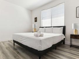 Glendale CozySuites - Westgate with pool 10, Hotel in Glendale