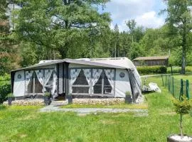 Klimatisierter Caravan Mit Umzäuntem Stellplatz
