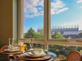 Noah Suite - Central 2BR Apartment with Parking & WIFI