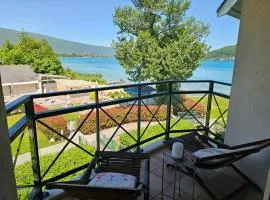 Superbe Duplex les pieds dans l'eau Vue Lac et Château avec Plage et parking Privés